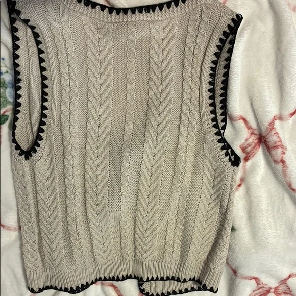 SHEIN Cream V-Neck Cable Knit Sweater Vest - Picture 3 of 3